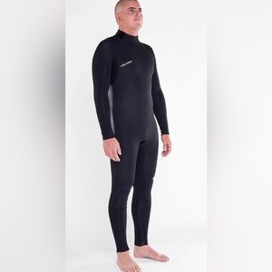 Volcom 3/2 mm wetsuit size XS. Never worn men’s
